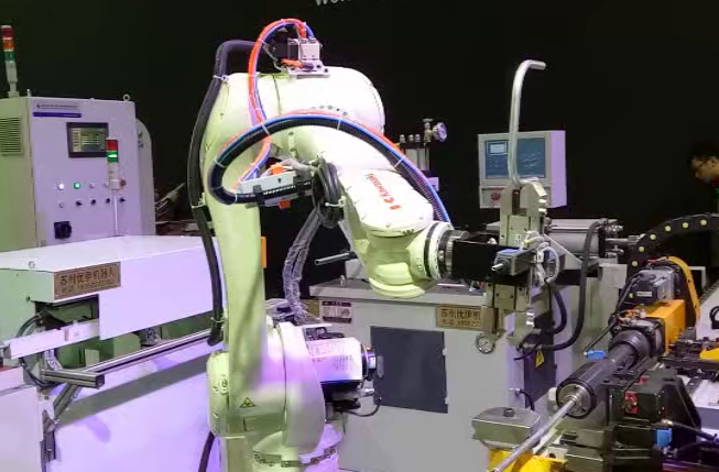 工业机器人可以代替弯管机吗？