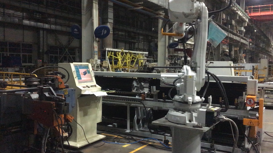 ABB机器人与台湾颖霖弯管机组成自动生产工作站